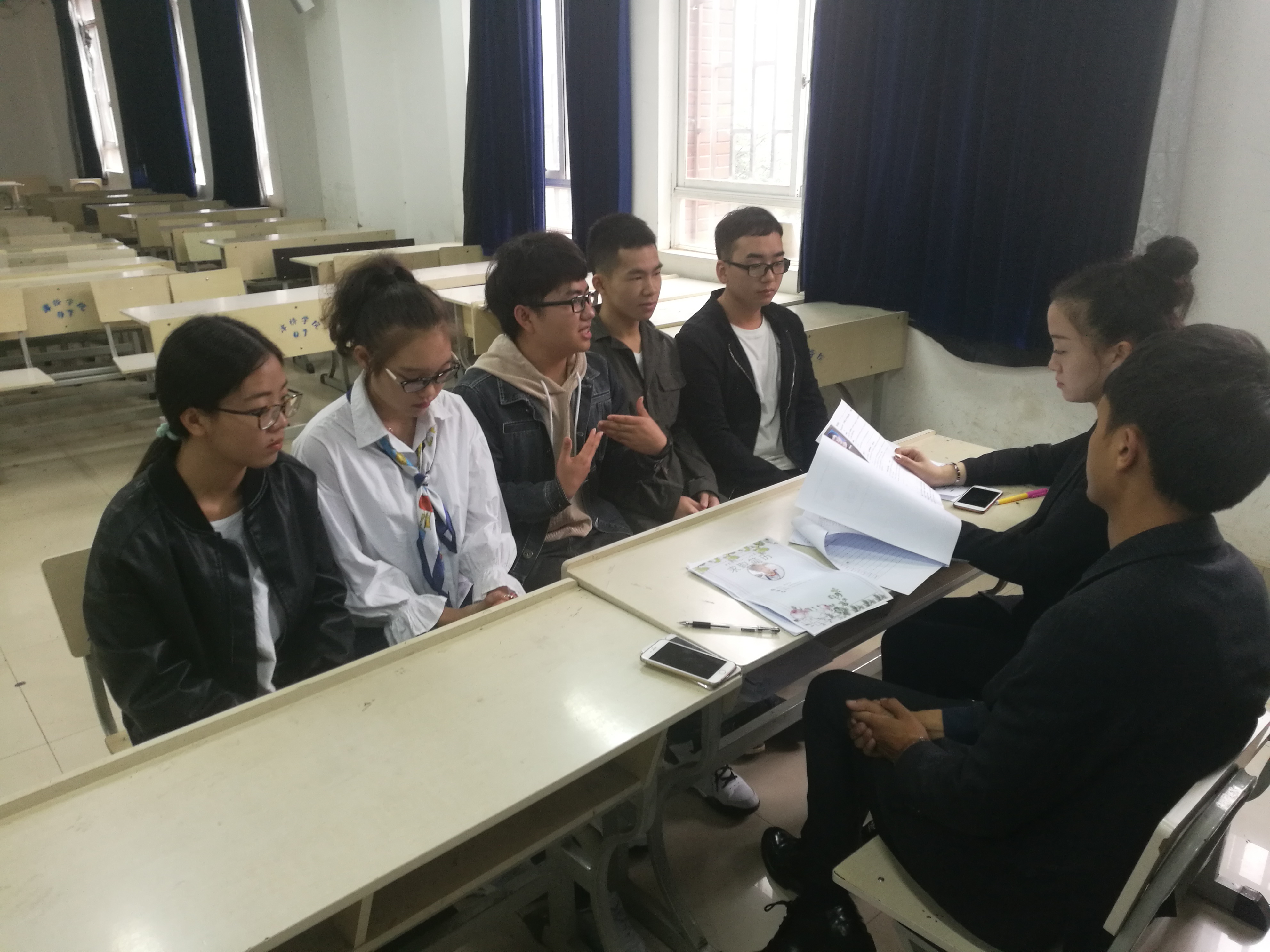 导师对各班创业项目进行分项指导 1