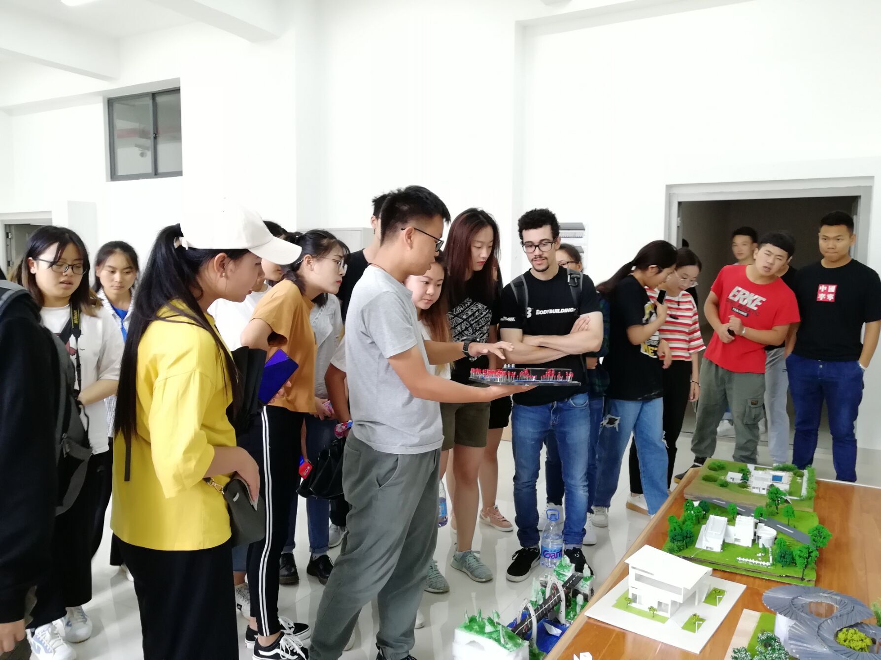 图4. 学生们参观建筑工程学院的模型室